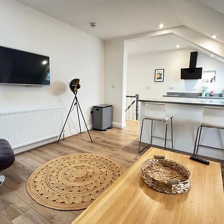 Stylish & Cosy 2-Bed Apartment In Vibrant Oakwood! Leeds  Exterior foto