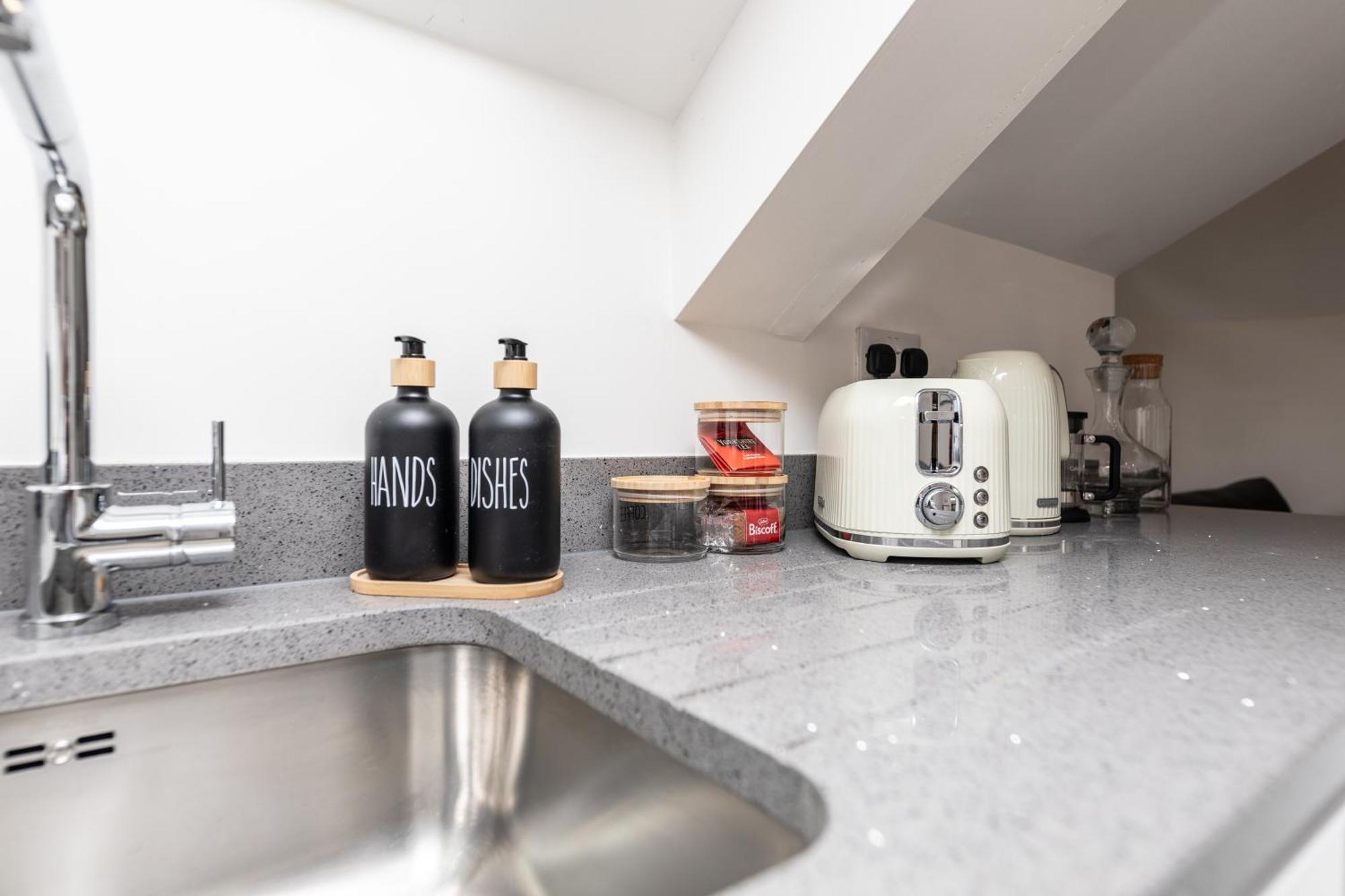Stylish & Cosy 2-Bed Apartment In Vibrant Oakwood! Leeds  Exterior foto